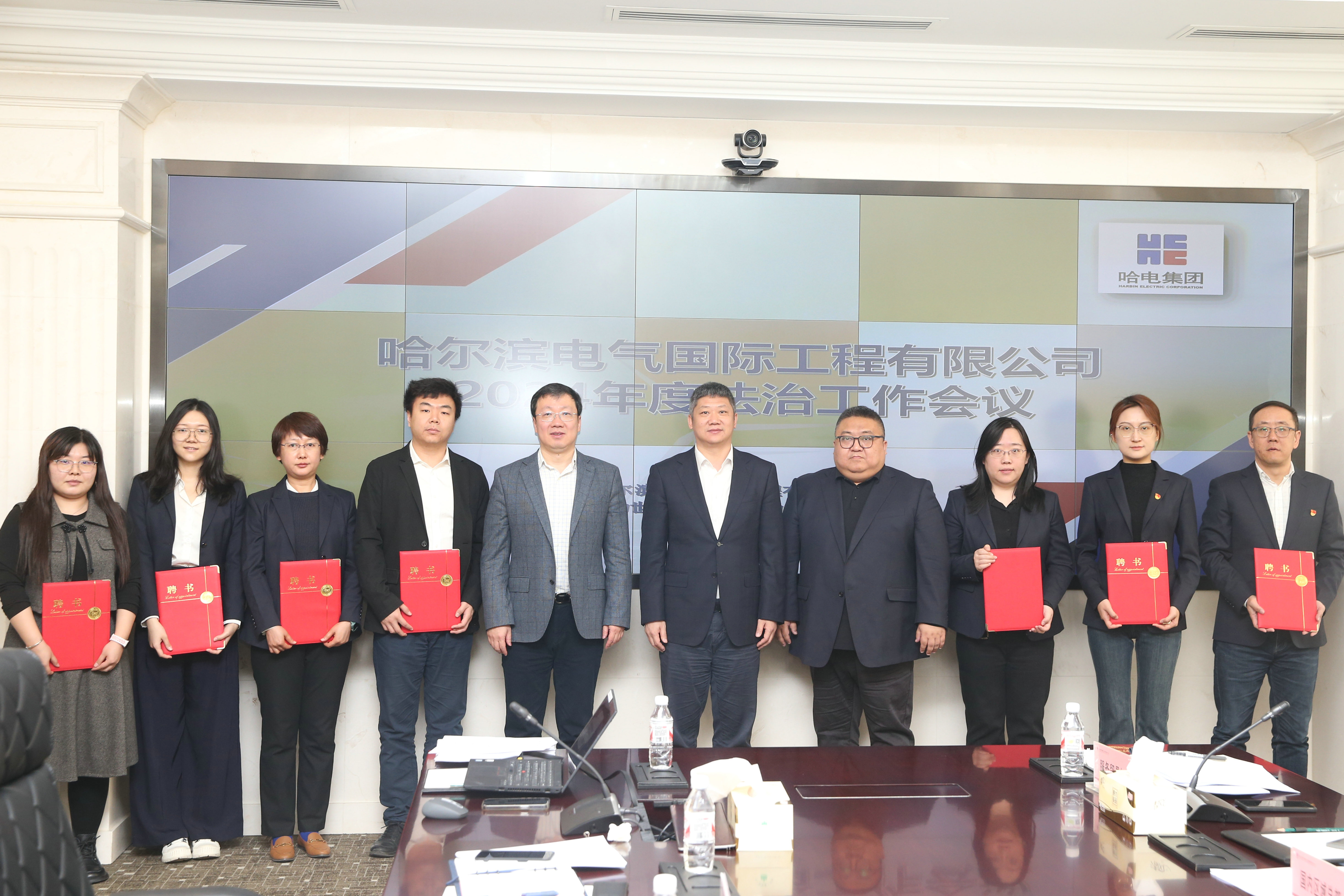 杏彩登入国际为部分重点部门法律顾问颁发聘书.jpg 杏彩登入国际为部分重点部门法律顾问颁发聘书.jpg